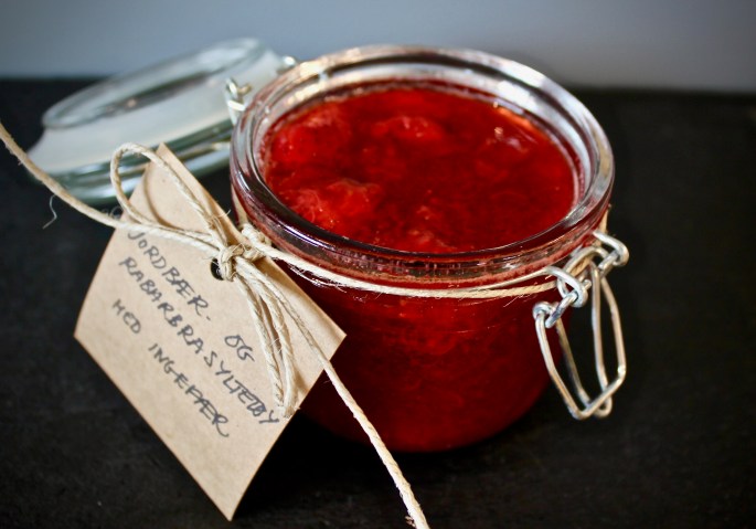 jordbær og rabarbrasyltetøy med ingefær