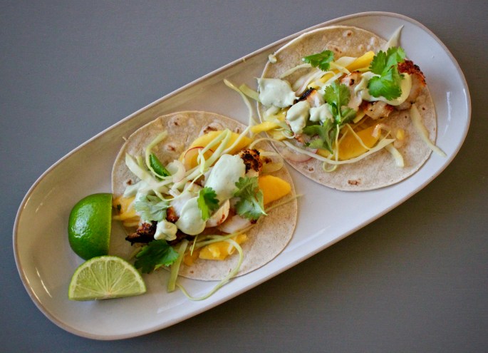 blackened torsk taco coleslaw med mango og avokadosaus ovenfra