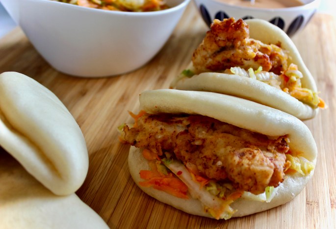 dampede buns med crispy kylling, kimci og srirachamayo