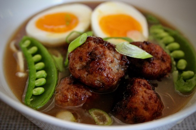 nuddelsuppe med hoisinglaserte kjøttboller nærbilde