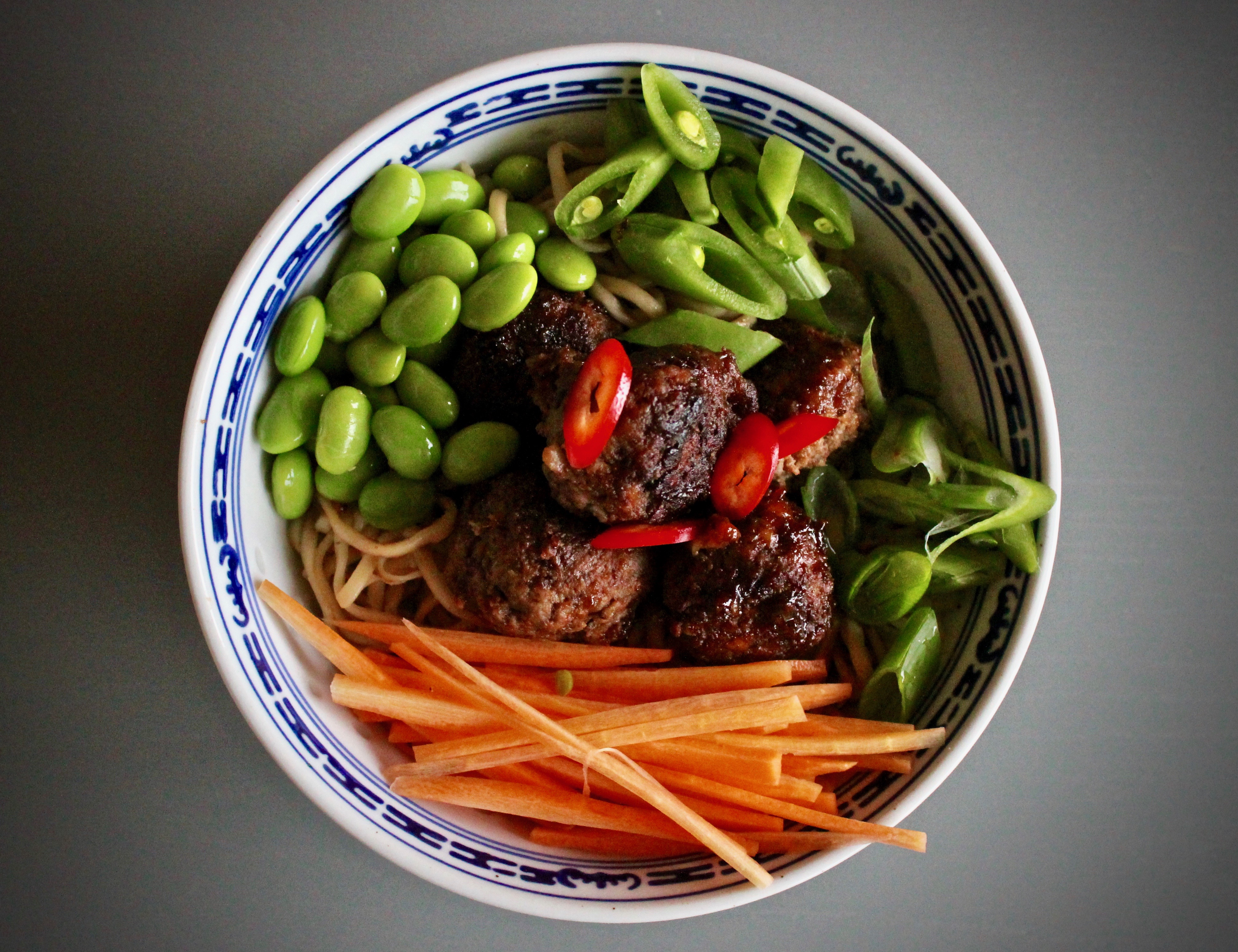 nudler med friske grønnsaker og kjøttboller