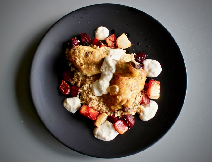 ovnstekte kyllinglår, beter og neper med fullkornscouscous ovenfra