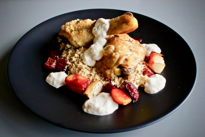 ovnstekte kyllinglår, beter og neper med fullkornscouscous