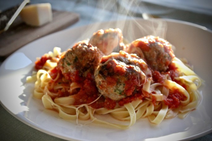 pasta med gratinerte kjøttboller