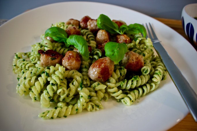 pasta med pølsekjøttboller og svartkålpesto