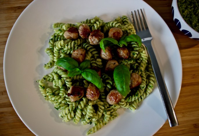 paste med pølsekjøttboller og svartkålpesto ovenfra