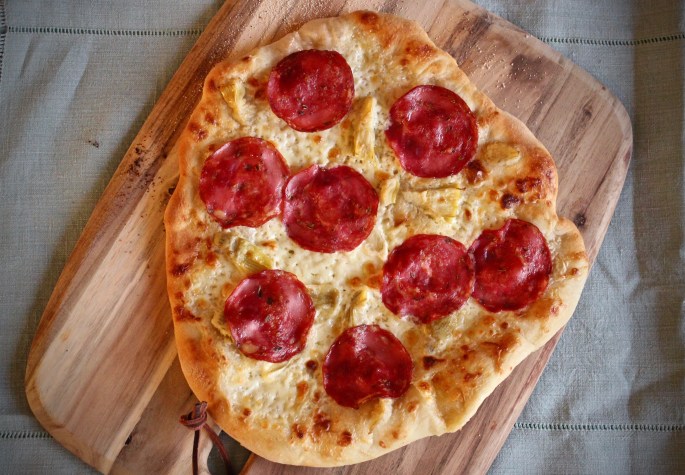 pizza med fennikelsalami og artisjokkhjerter ovenfra