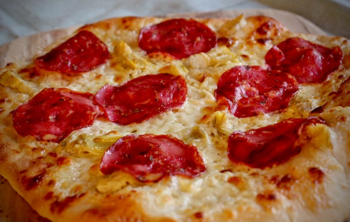 pizza med fennikelsalami og artisjokkhjerter