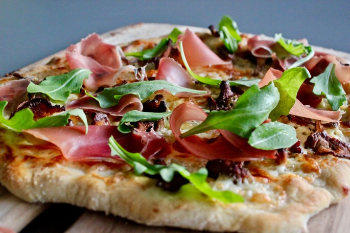 pizza med kantareller, tallegio og spekeskinke nærbilde