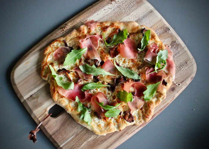 pizza med kantareller, tallegio og spekeskinke ovenfra