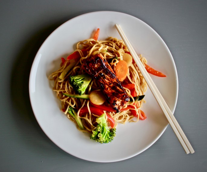 wok med laks og grønnsaker