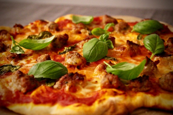 salsiccia og basilikumpizza