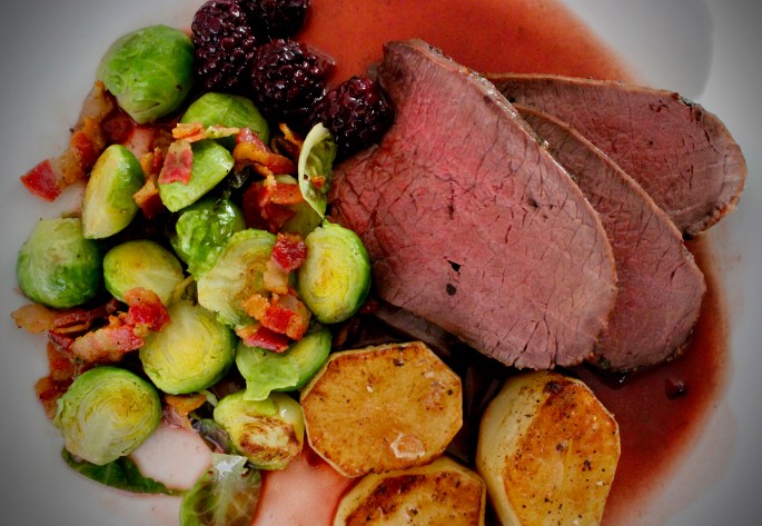 hjortestek med fondantpoteter, rosenkål med bacon og portvin og bjørnebærsaus