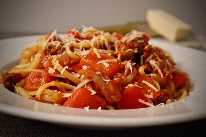pastasaus med italiensk pølse, paprika og løk
