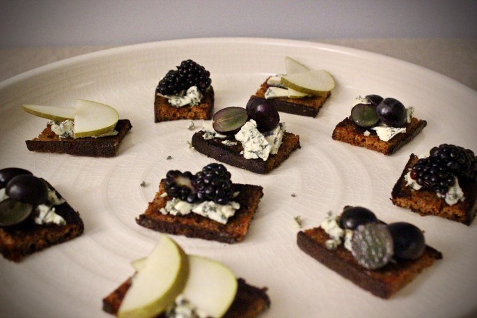 stekt krydderkake med blåmuggost skrå