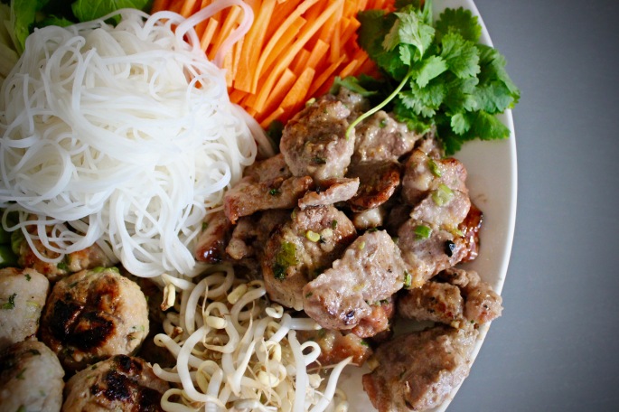 bun cha - vietnamesisk nuddelsalat med svinekjøttboller og grillet svinekjøtt 4