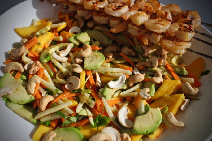 Asiatisk salat mango avokado gulrot kålrot cashewnøtter med grillede reker 3