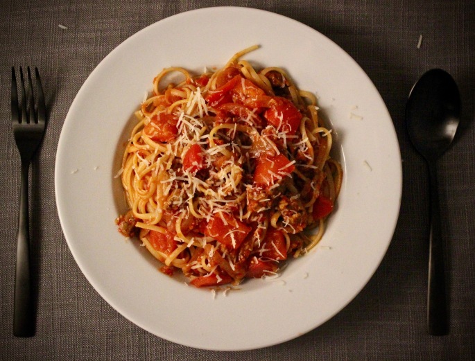 pastasaus med italiensk pølse, paprika og løk ovenfra