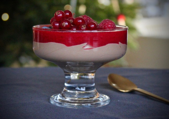 sjokolademousse med bringebær fra siden
