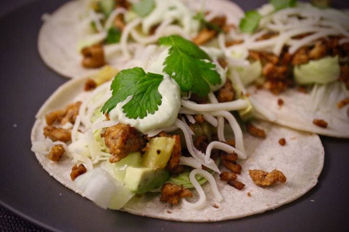 taco med svinekjøttdeig og ananassalsa nærbilde