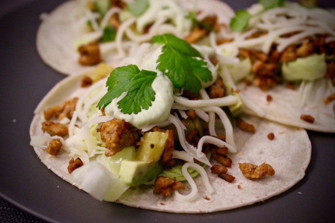 taco med svinekjøttdeig og ananassalsa nærbilde