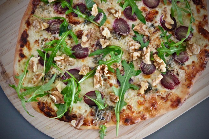 pizza med druer, blåskimmelost og valnøtter 2