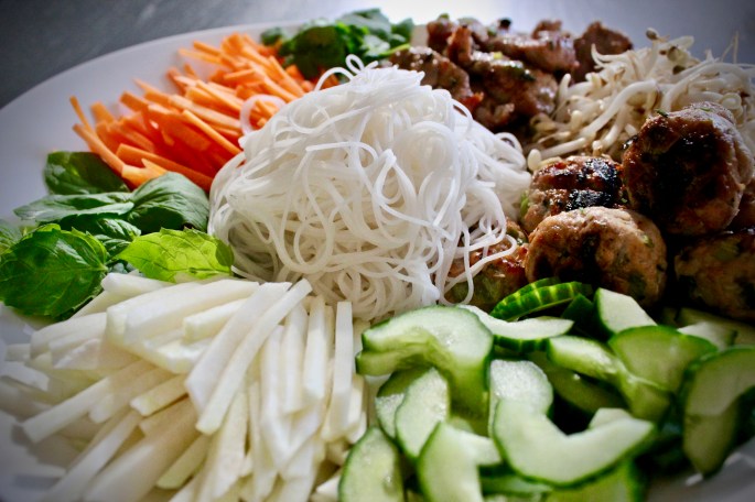 bun cha - vietnamesisk nuddelsalat med svinekjøttboller og grillet svinekjøtt 2