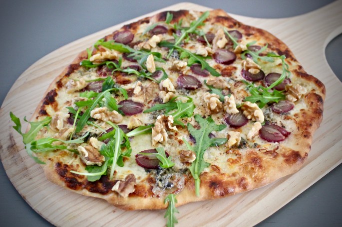 pizza med druer, blåskimmelost og valnøtter 3