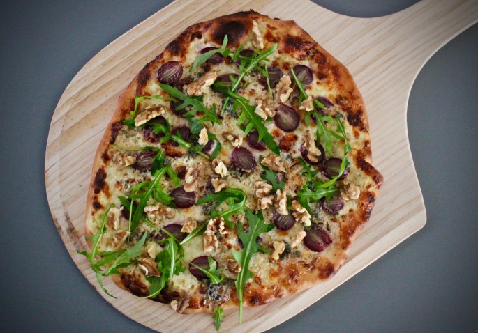 pizza med druer, blåskimmelost og valnøtter