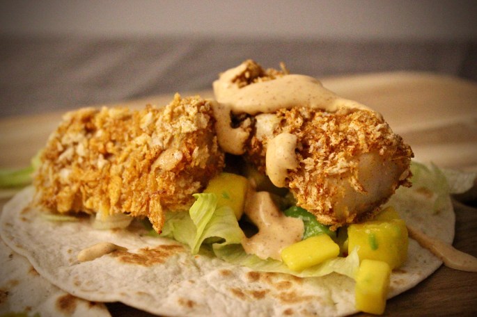 sprø fisketaco med mangosalsa og chipotlesaus siden