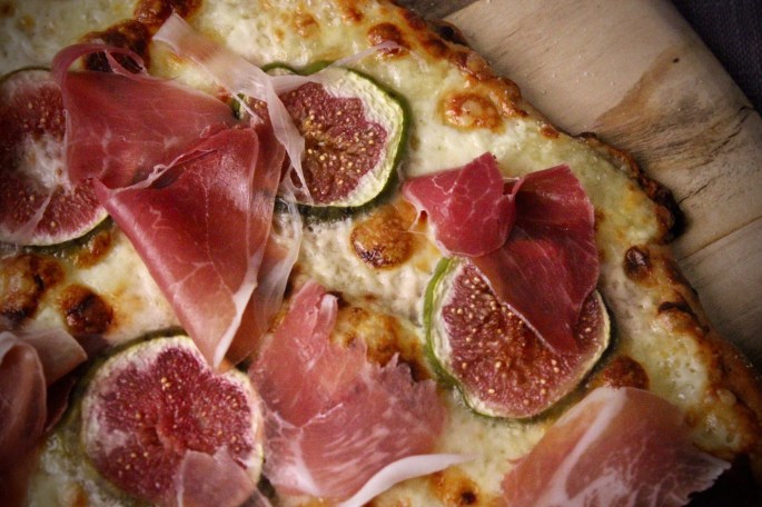 fiken, tallegio og spekeskinkepizza nærbilde