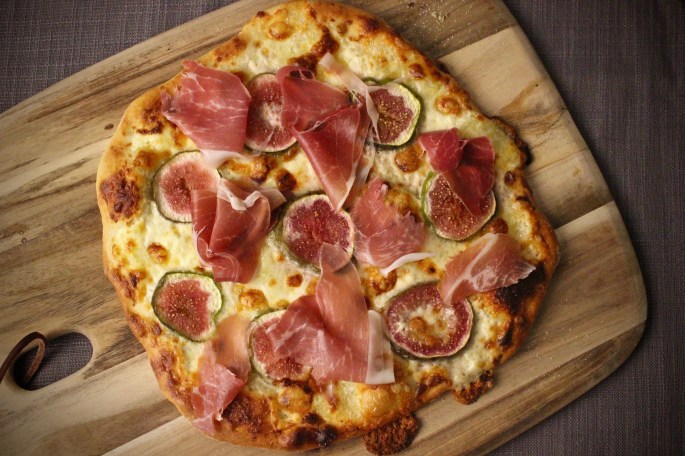 fiken, tallegio og spekeskinkepizza ovenfra