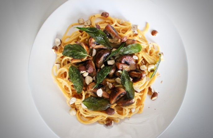 vegetarisk pastasaus av flaskegresskar med sopp, salvie og hasselnøtter vegetarian pasta sauce butternut squash with mushrooms sage and hazelnuts 2