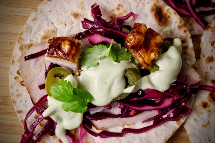 meksikansk ribbe taco rødkål avokadosaus nærbilde