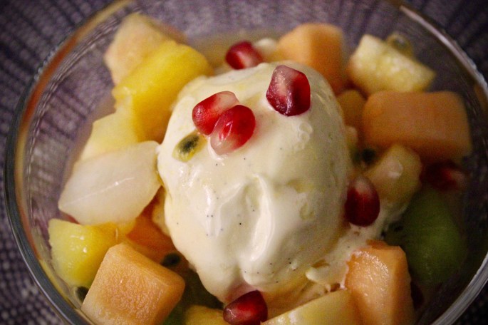 fruktsalat med iskrem skrå