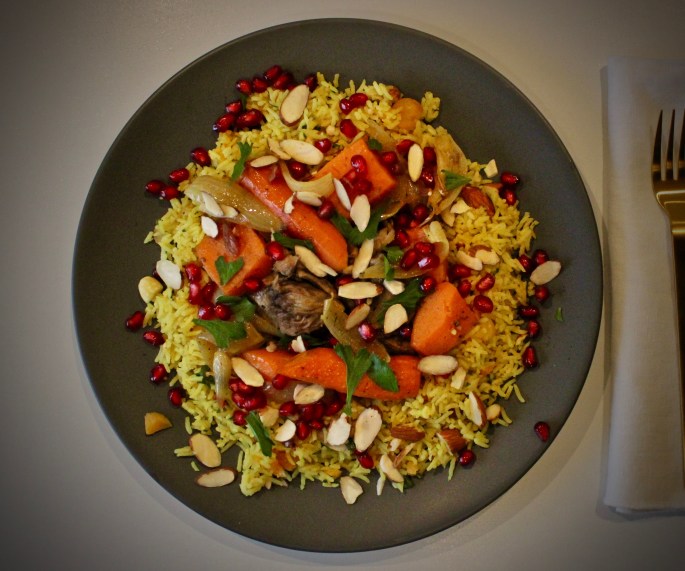 midtøsten-inspirert lam med pilaf og rotgrønnsaker ovenfra