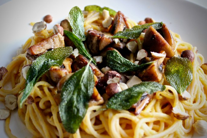 vegetarisk pastasaus av flaskegresskar med sopp, salvie og hasselnøtter vegetarian pasta sauce butternut squash with mushrooms sage and hazelnuts 3