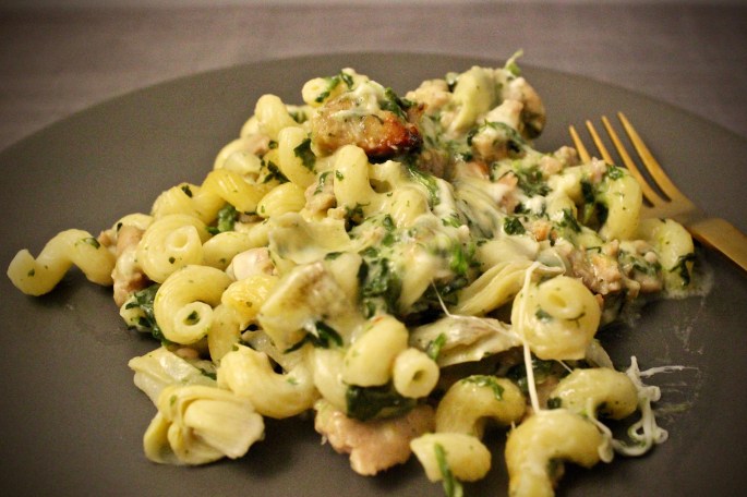 italiensk pølse, artisjokk og mac'n'cheese nærbilde