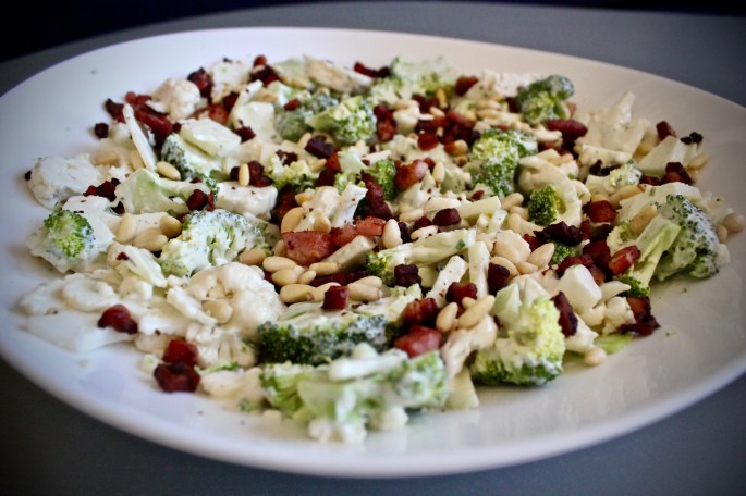 brokkoli og blomkålsalat med epler bacon og pinjekjerner