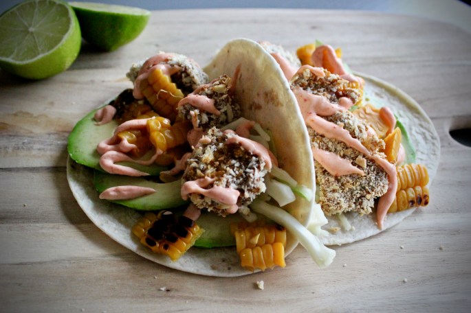 vegansk ovnsbakt crispy blomkåltaco med srirachasaus