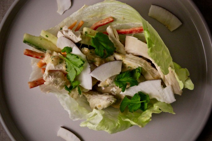 salatwrap med posjert kylling og kokos- og peanøttsaus 2