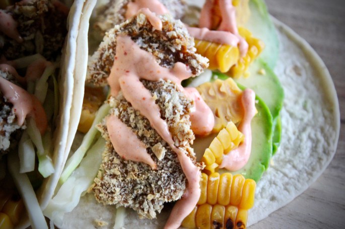 vegansk ovnsbakt crispy blomkåltaco med srirachasaus 3