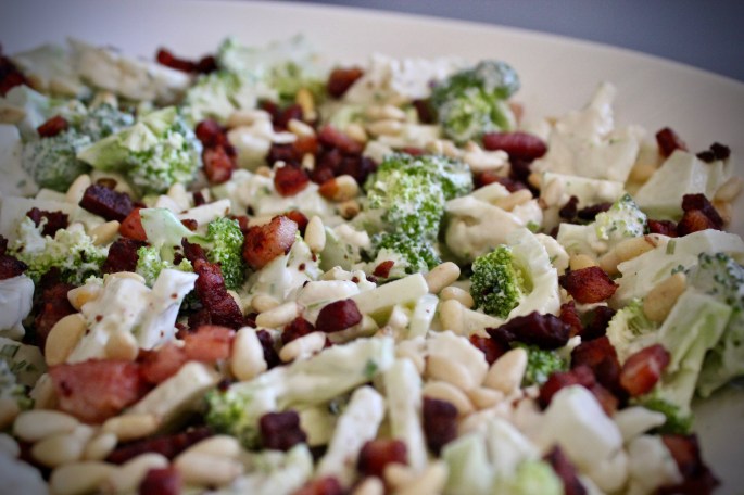 brokkoli og blomkålsalat med epler bacon og pinjekjerner 3