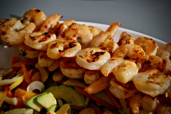 Asiatisk salat mango avokado gulrot kålrot cashewnøtter med grillede reker 2