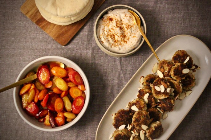 marokkanske kjøttboller med glaserte gulrøtter og harissayoghurt