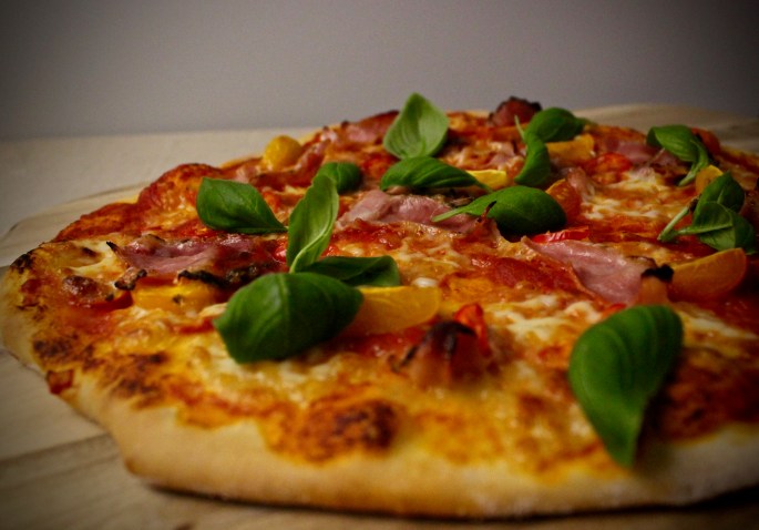 pizza med porchetta, chili og cherrytomater 2