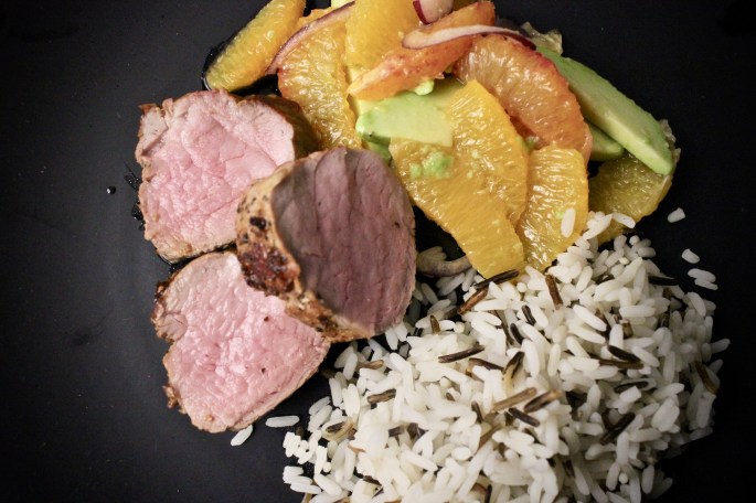 svinefilet med appelsinsaus og avocado- og appelsinsalat