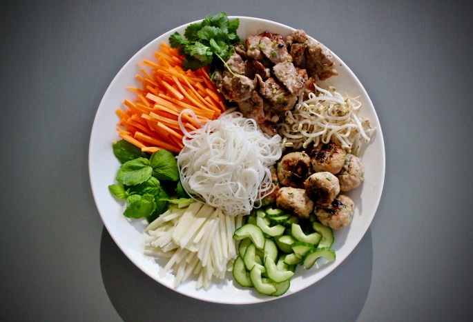 bun cha - vietnamesisk nuddelsalat med svinekjøttboller og grillet svinekjøtt