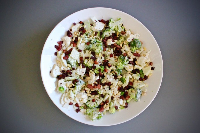 brokkoli og blomkålsalat med epler bacon og pinjekjerner 2