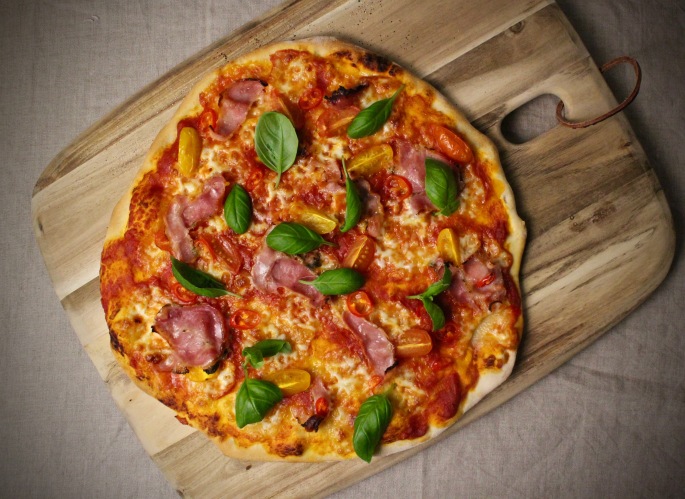 pizza med porchetta, chili og cherrytomater